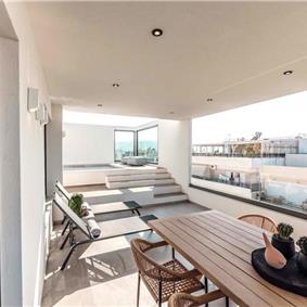 3 bedroom penthouse apartment with pool in Chania town, sleeps 6